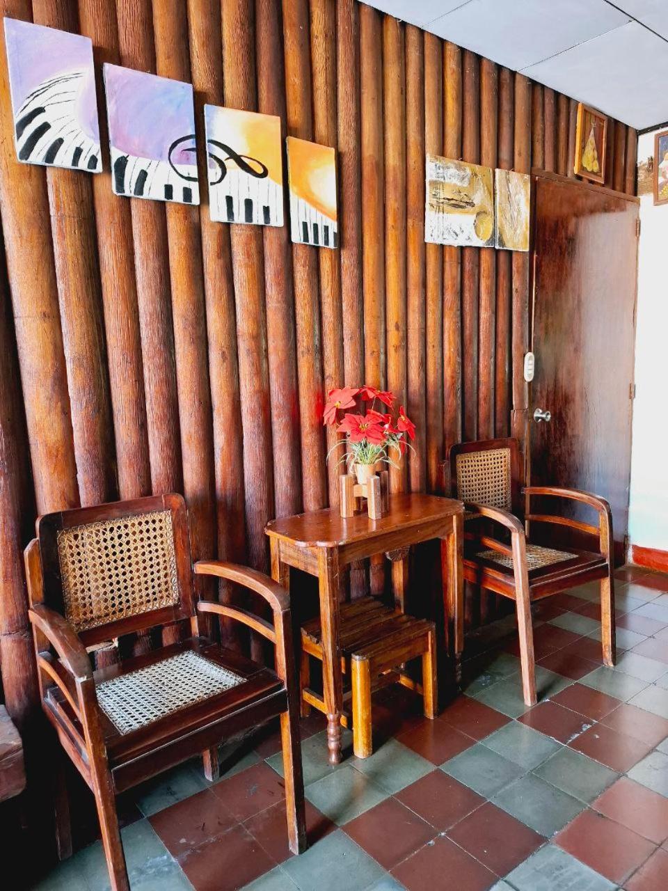 Casa De Los Berrios León Exteriör bild